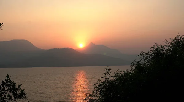 海と山の上に美しい夕日 — ストック写真