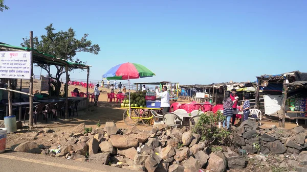 Pune, Maharashtra, Hindistan - 25 Aralık 2021: Kalabalık Mulshi Barajı, Pune 'dan güzel bir muson kaçamağı Tamhini Ghat, Maharashtra, Hindistan