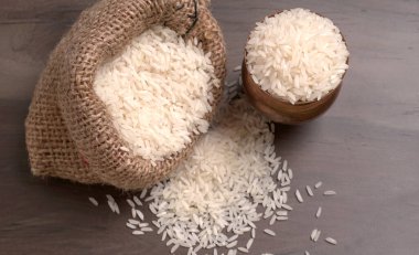 Tahta arka planda bir kase beyaz pirinç. 