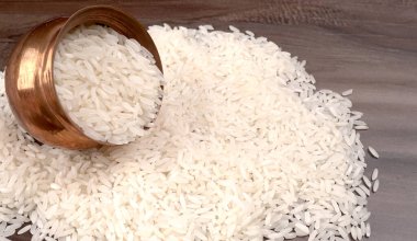 Ahşap zemin üzerinde bir kase beyaz pirinç 