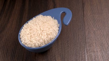 Ahşap zemin üzerinde bir kase beyaz pirinç 