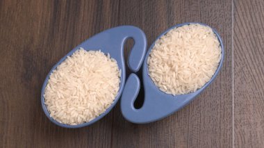 Ahşap zemin üzerinde beyaz pirinç kaseleri 