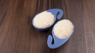 Ahşap zemin üzerinde beyaz pirinç kaseleri 