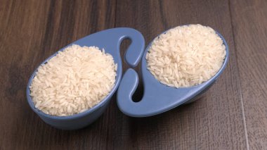 Ahşap zemin üzerinde beyaz pirinç kaseleri 