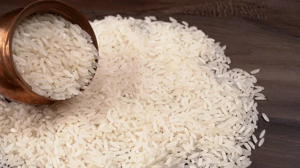 Ahşap zemin üzerinde bir kase beyaz pirinç 