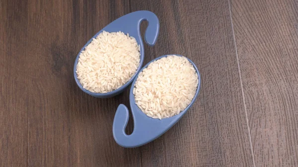 Ahşap zemin üzerinde beyaz pirinç kaseleri 