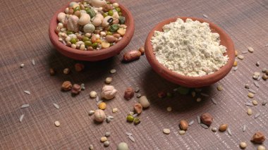 Bir kase protein ve kase dolusu fasulye ve tahıl. Sağlıklı bir yaşam tarzı için vazgeçilmez protein kaynakları. Hint evlerinde her gün kullanılıyor..