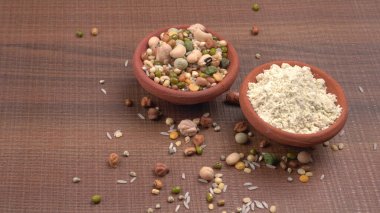 Bir kase protein ve kase dolusu fasulye ve tahıl. Sağlıklı bir yaşam tarzı için vazgeçilmez protein kaynakları. Hint evlerinde her gün kullanılıyor..