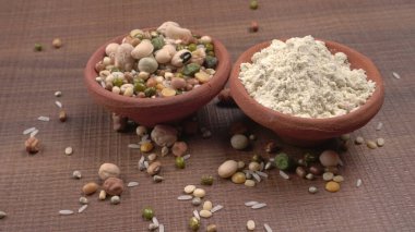 Bir kase protein ve kase dolusu fasulye ve tahıl. Sağlıklı bir yaşam tarzı için vazgeçilmez protein kaynakları. Hint evlerinde her gün kullanılıyor..