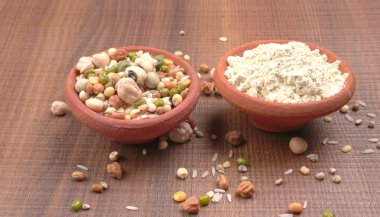 Bir kase protein ve kase dolusu fasulye ve tahıl. Sağlıklı bir yaşam tarzı için vazgeçilmez protein kaynakları. Hint evlerinde her gün kullanılıyor..