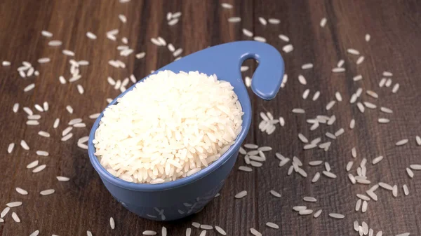 Ahşap zemin üzerinde bir kase beyaz pirinç 