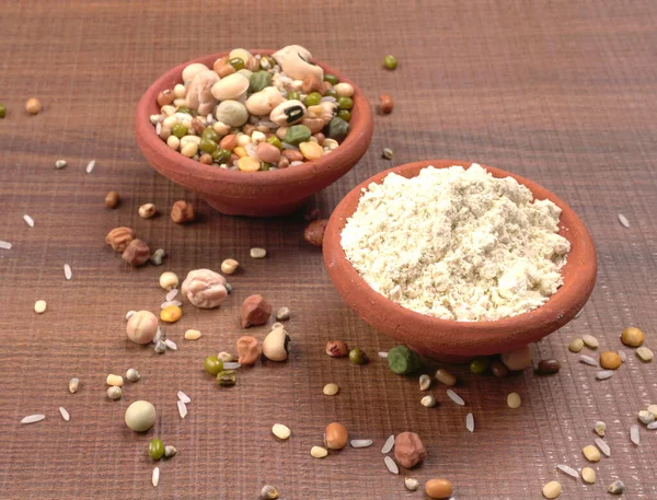 各種豆や穀物とタンパク質とボウルのボウル 健康な生活のためのタンパク質の不可欠な源のセット インドの家庭での日常生活 — ストック写真