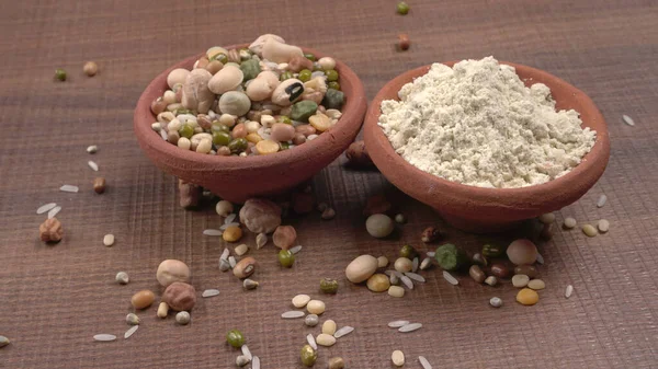 Bir kase protein ve kase dolusu fasulye ve tahıl. Sağlıklı bir yaşam tarzı için vazgeçilmez protein kaynakları. Hint evlerinde her gün kullanılıyor..