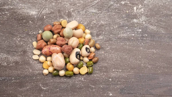 成堆的各种各样的豆类和谷类谷物 一组健康生活所不可缺少的蛋白质来源 印度家庭的日常使用 — 图库照片