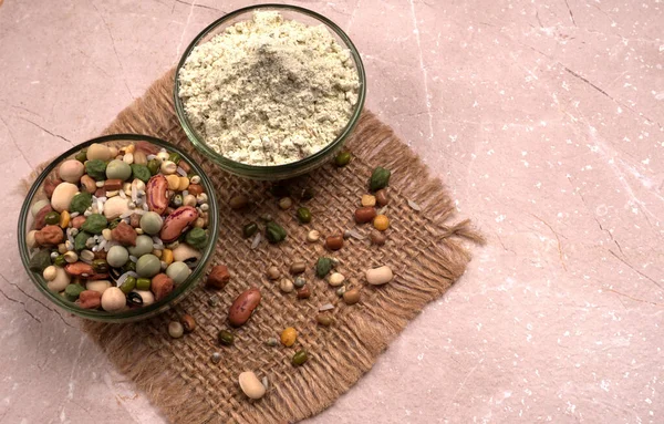 蛋白质碗和碗与各种豆类和谷类谷物 一组健康生活所不可缺少的蛋白质来源 印度家庭的日常使用 — 图库照片