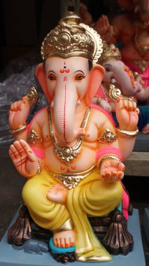 Hint tanrısı Ganesha heykelleri, renklerle kaplandı ve Ganesh Chathurthi 'ye satıldı..