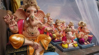 Hint tanrısı Ganesha heykelleri, renklerle kaplandı ve Ganesh Chathurthi 'ye satıldı..