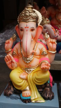 Hint tanrısı Ganesha heykelleri, renklerle kaplandı ve Ganesh Chathurthi 'ye satıldı..