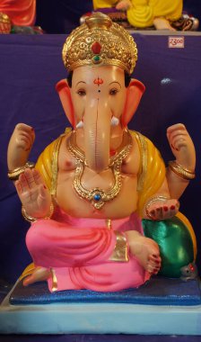 Hint tanrısı Ganesha heykelleri, renklerle kaplandı ve Ganesh Chathurthi 'ye satıldı..