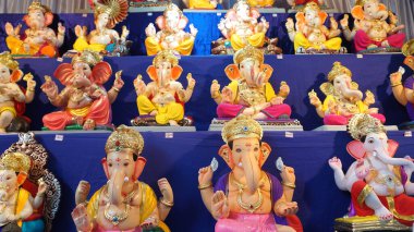 Hint tanrısı Ganesha heykelleri, renklerle kaplandı ve Ganesh Chathurthi 'ye satıldı..