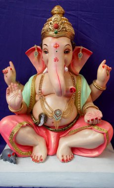 Hint tanrısı Ganesha heykelleri, renklerle kaplandı ve Ganesh Chathurthi 'ye satıldı..