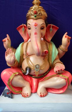 Hint tanrısı Ganesha heykelleri, renklerle kaplandı ve Ganesh Chathurthi 'ye satıldı..