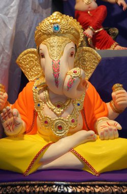 Hint tanrısı Ganesha heykelleri, renklerle kaplandı ve Ganesh Chathurthi 'ye satıldı..