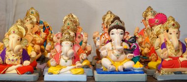 Hint tanrısı Ganesha heykelleri, renklerle kaplandı ve Ganesh Chathurthi 'ye satıldı..