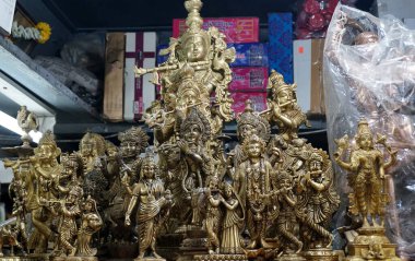 Kırsal köy fuarında el yapımı Hint idolleri dükkânı..