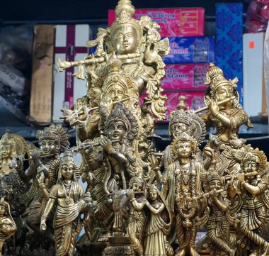 Kırsal köy fuarında el yapımı Hint idolleri dükkânı..