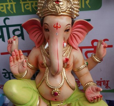 Hint tanrısı Ganesha heykelleri, renklerle kaplandı ve Ganesh Chathurthi 'ye satıldı..