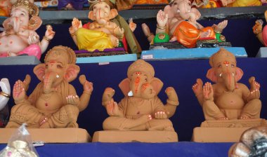 Hint tanrısı Ganesha heykelleri, renklerle kaplandı ve Ganesh Chathurthi 'ye satıldı..