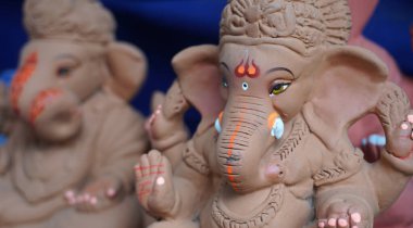 Hint tanrısı Ganesha heykelleri, renklerle kaplandı ve Ganesh Chathurthi 'ye satıldı..