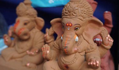 Hint tanrısı Ganesha heykelleri, renklerle kaplandı ve Ganesh Chathurthi 'ye satıldı..