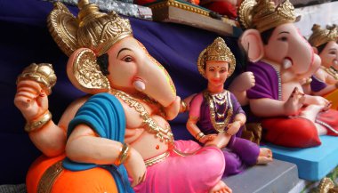 Hint tanrısı Ganesha heykelleri, renklerle kaplandı ve Ganesh Chathurthi 'ye satıldı..