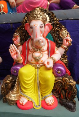Hint tanrısı Ganesha heykelleri, renklerle kaplandı ve Ganesh Chathurthi 'ye satıldı..
