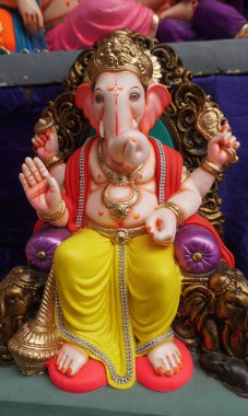 Hint tanrısı Ganesha heykelleri, renklerle kaplandı ve Ganesh Chathurthi 'ye satıldı..