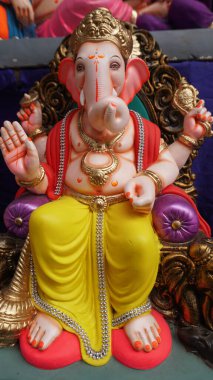 Hint tanrısı Ganesha heykelleri, renklerle kaplandı ve Ganesh Chathurthi 'ye satıldı..
