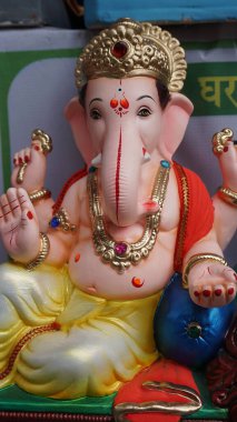 Hint tanrısı Ganesha heykelleri, renklerle kaplandı ve Ganesh Chathurthi 'ye satıldı..
