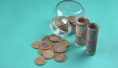 Bir kavanoz bozuk para ve para. Para tasarrufu finansal konsepti, Para Büyümesi.