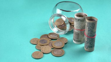 Bir kavanoz bozuk para ve para. Para tasarrufu finansal konsepti, Para Büyümesi.