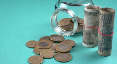 Bir kavanoz bozuk para ve para. Para tasarrufu finansal konsepti, Para Büyümesi.