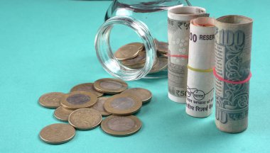 Bir kavanoz bozuk para ve para. Para tasarrufu finansal konsepti, Para Büyümesi.