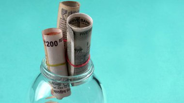 Bir kavanoz bozuk para ve para. Para tasarrufu finansal konsepti, Para Büyümesi.