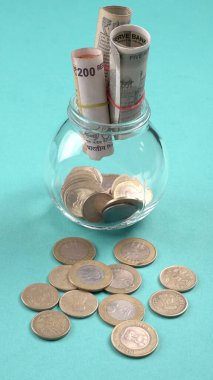 Bir kavanoz bozuk para ve para. Para tasarrufu finansal konsepti, Para Büyümesi.