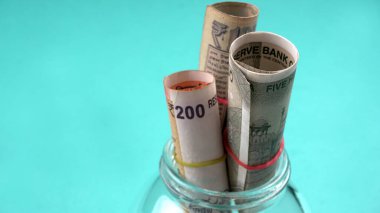 Bir kavanoz bozuk para ve para. Para tasarrufu finansal konsepti, Para Büyümesi.