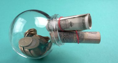 Bir kavanoz bozuk para ve para. Para tasarrufu finansal konsepti, Para Büyümesi.