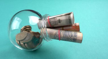 Bir kavanoz bozuk para ve para. Para tasarrufu finansal konsepti, Para Büyümesi.