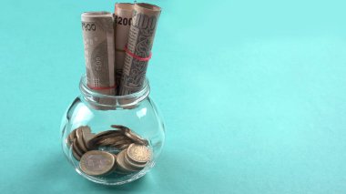 Bir kavanoz bozuk para ve para. Para tasarrufu finansal konsepti, Para Büyümesi.