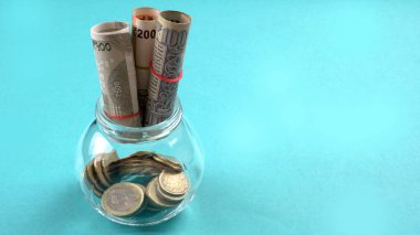 Bir kavanoz bozuk para ve para. Para tasarrufu finansal konsepti, Para Büyümesi.